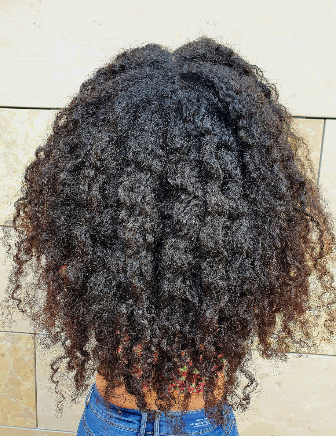 Waarom droogt afro- en krullend haar zo snel uit (en wat er écht tegen helpt)