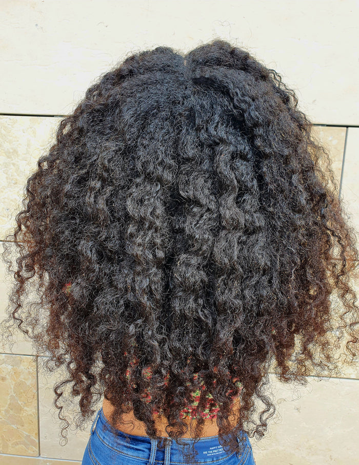 Waarom droogt afro- en krullend haar zo snel uit (en wat er écht tegen helpt)